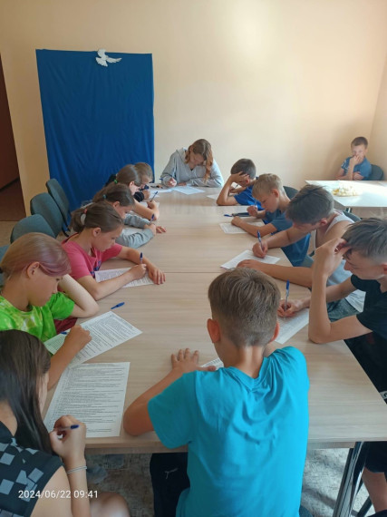 В ДОЛ "Радуга" педагогом-психологом был проведен тренинг под названием "Доверие".