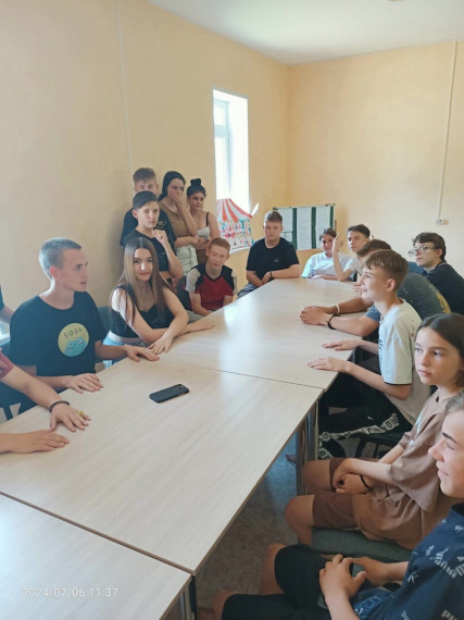 Педагог-психолог ДОЛ "Радуга" провела беседу со старшеклассниками на тему "Психологические причины вредных привычек".
