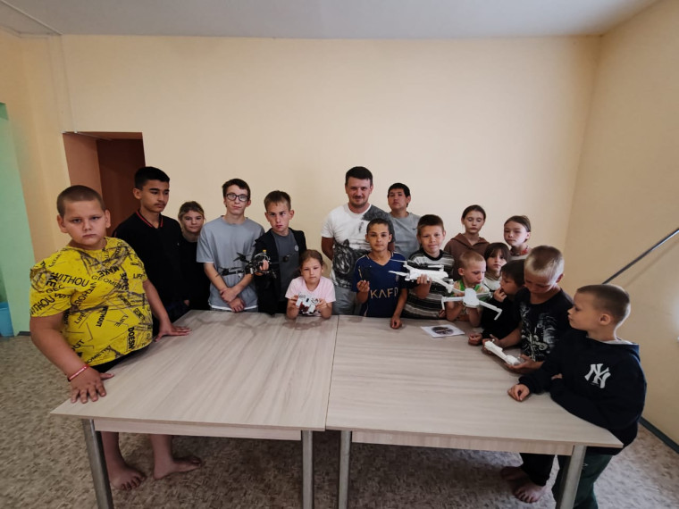1 июля наш ДОЛ "Радуга" посетил сотрудник областной службы спасения, волонтер движения «За наших» Милосердов Максим Викторович.