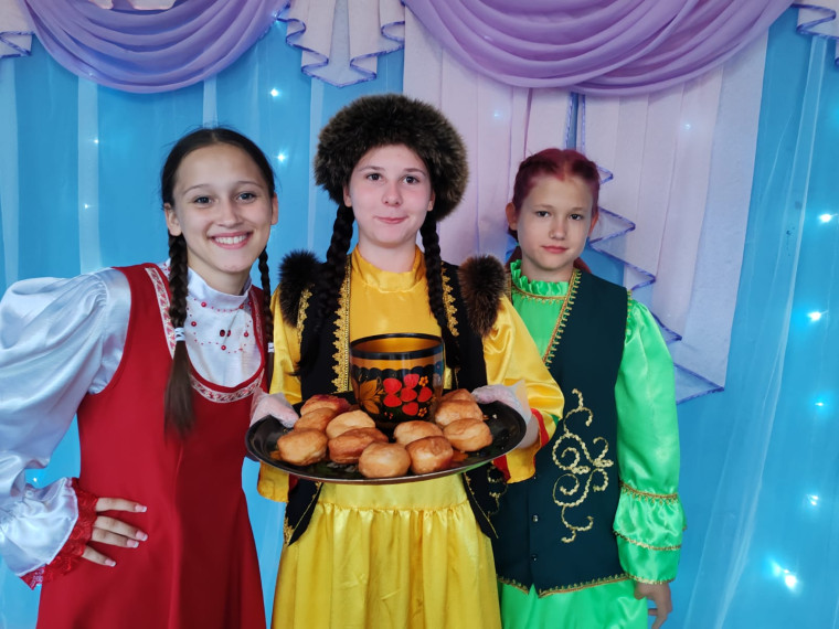 На вечере "Тайны народов России" ребята представили национальности русских, татар и башкир.